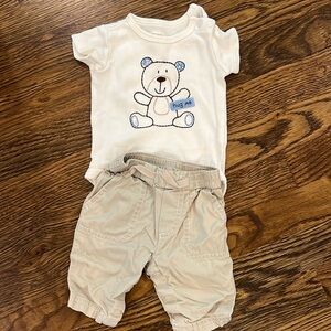Like new newborn white onesie that says hug me with bear and pants